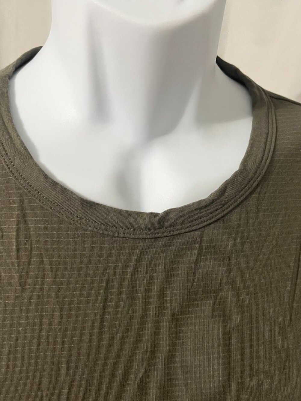 💪 Vuori Men's Green Striped Short Sleeve Stretch Athletic T-Shirt Large L EUC - Picture 4 of 5